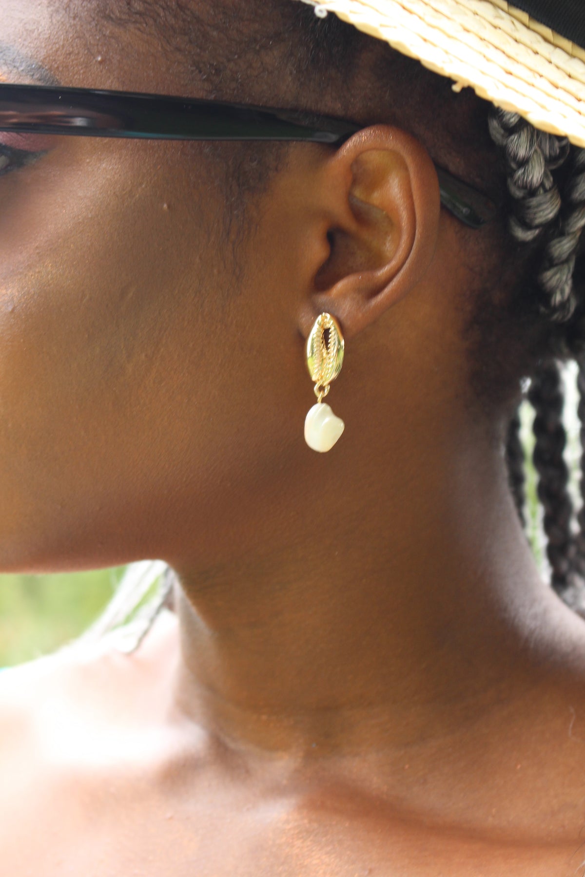 Shalom Pearl Drop Shell Earrings (gold)